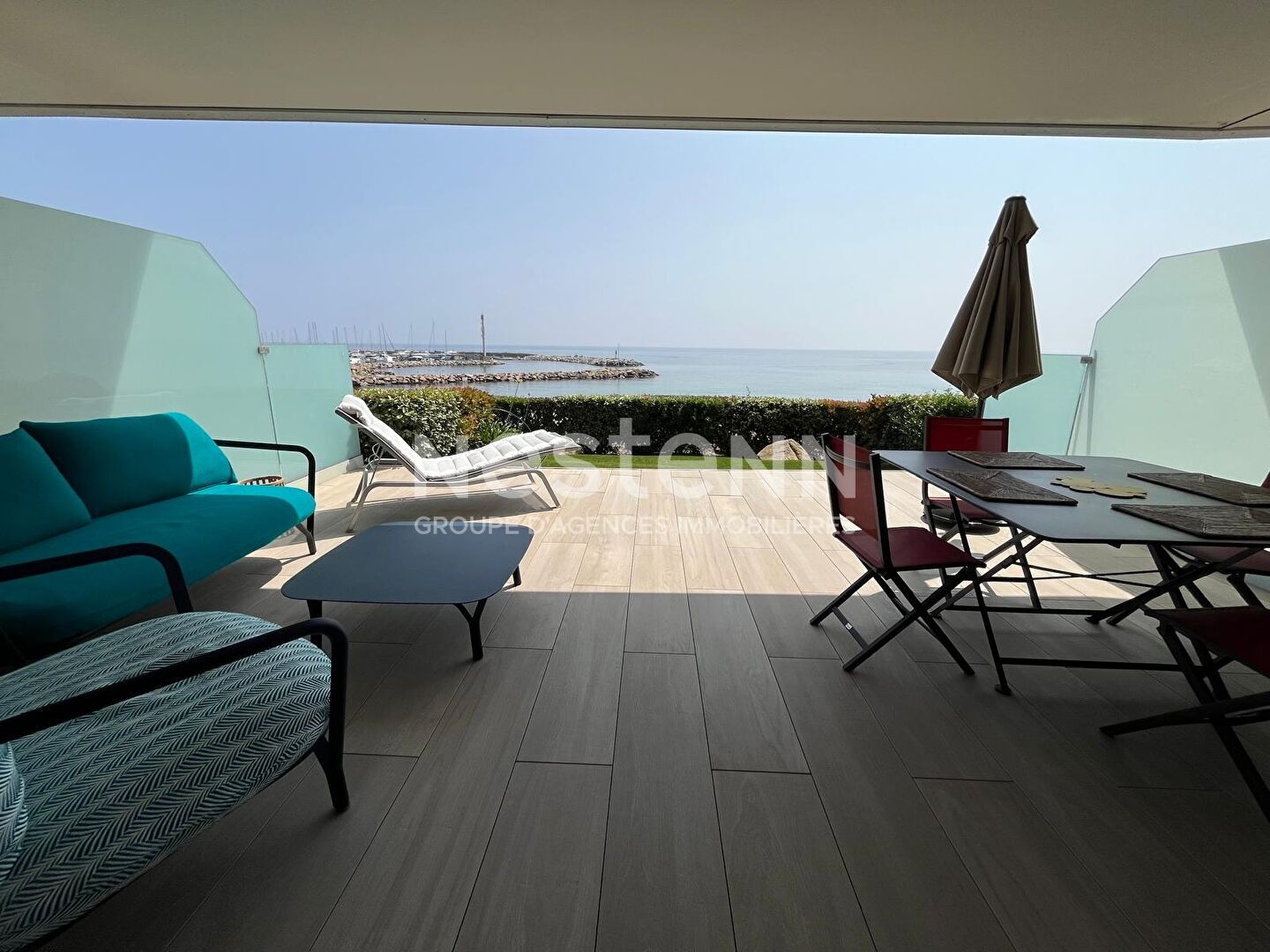 Appartement 3 pièces de 74 m2 situé en bordure de mer au centre du village, à l'entrée du port.