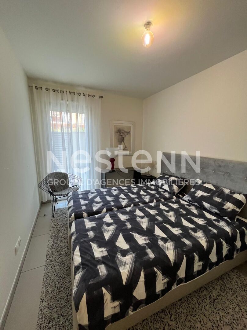 Appartement 3 pièces de 74 m2 situé en bordure de mer au centre du village, à l'entrée du port.