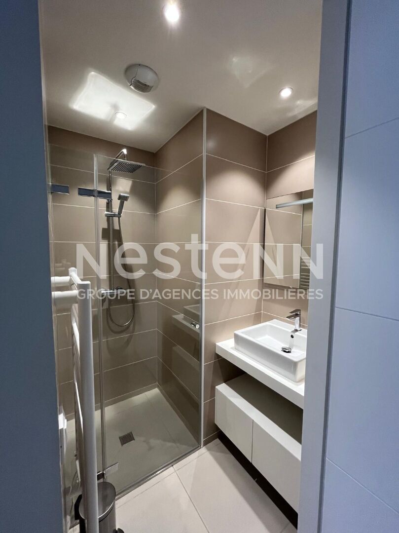 Appartement 3 pièces de 74 m2 situé en bordure de mer au centre du village, à l'entrée du port.