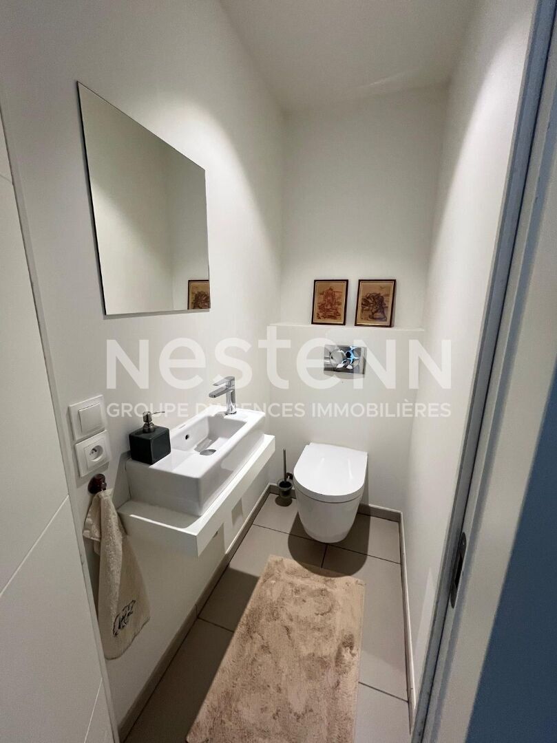 Appartement 3 pièces de 74 m2 situé en bordure de mer au centre du village, à l'entrée du port.