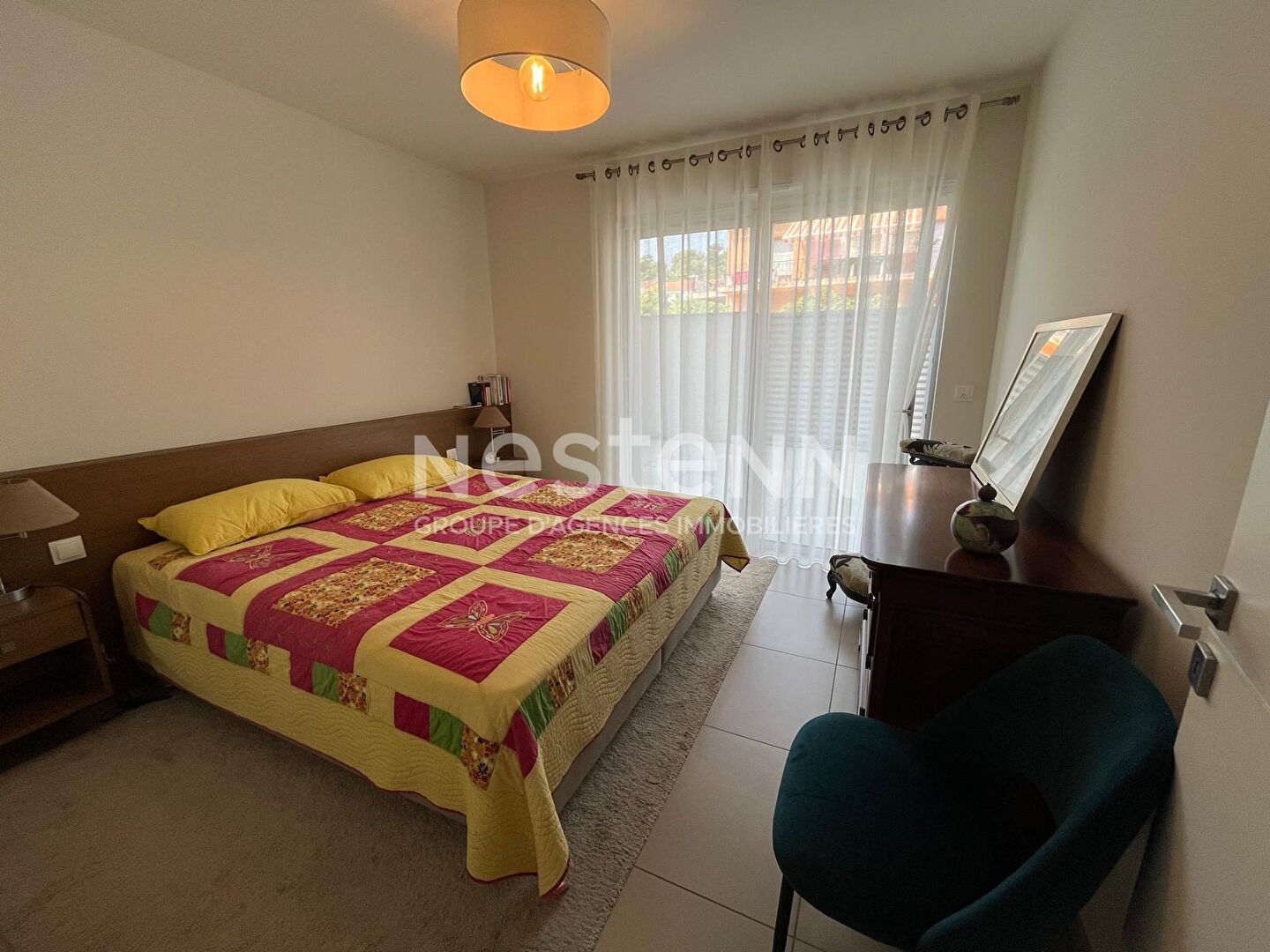 Appartement 3 pièces de 74 m2 situé en bordure de mer au centre du village, à l'entrée du port.