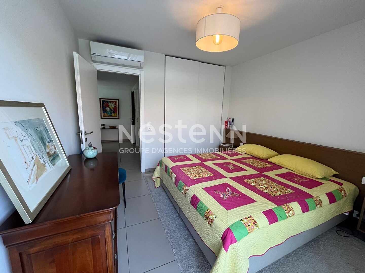 Appartement 3 pièces de 74 m2 situé en bordure de mer au centre du village, à l'entrée du port.
