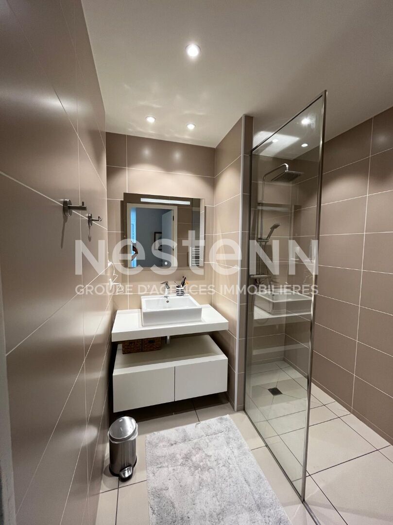 Appartement 3 pièces de 74 m2 situé en bordure de mer au centre du village, à l'entrée du port.