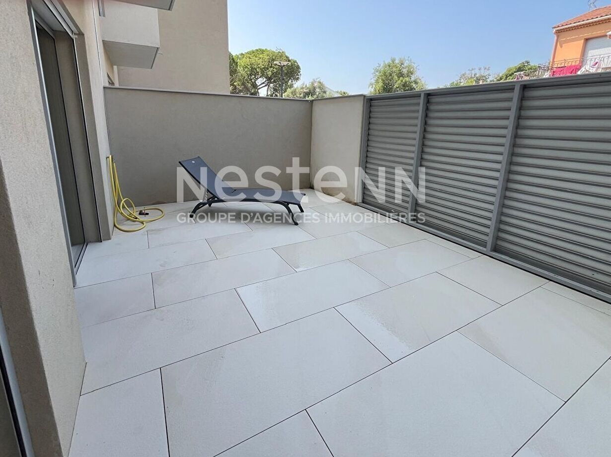 Appartement 3 pièces de 74 m2 situé en bordure de mer au centre du village, à l'entrée du port.