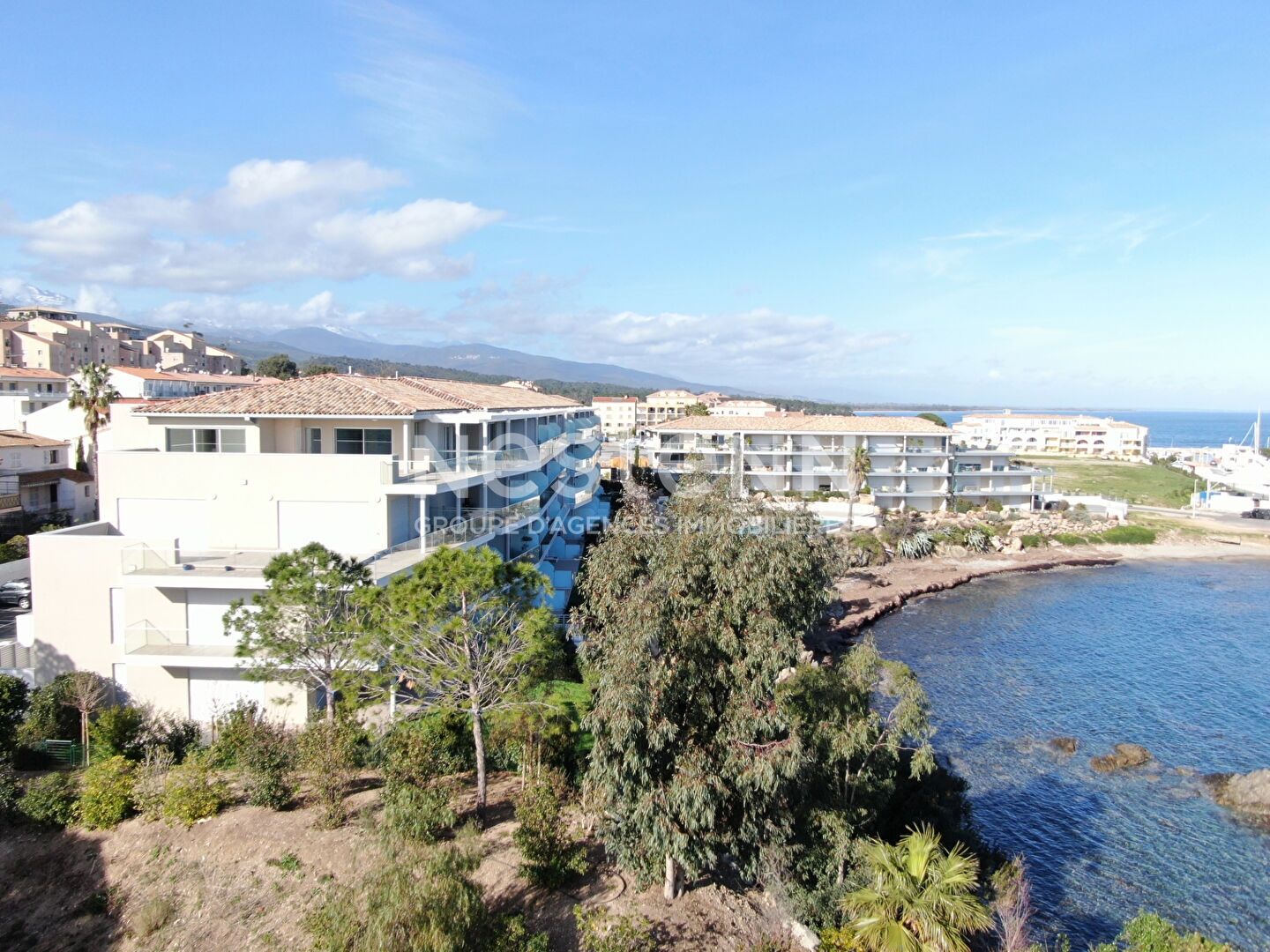 Appartement 3 pièces de 74 m2 situé en bordure de mer au centre du village, à l'entrée du port.