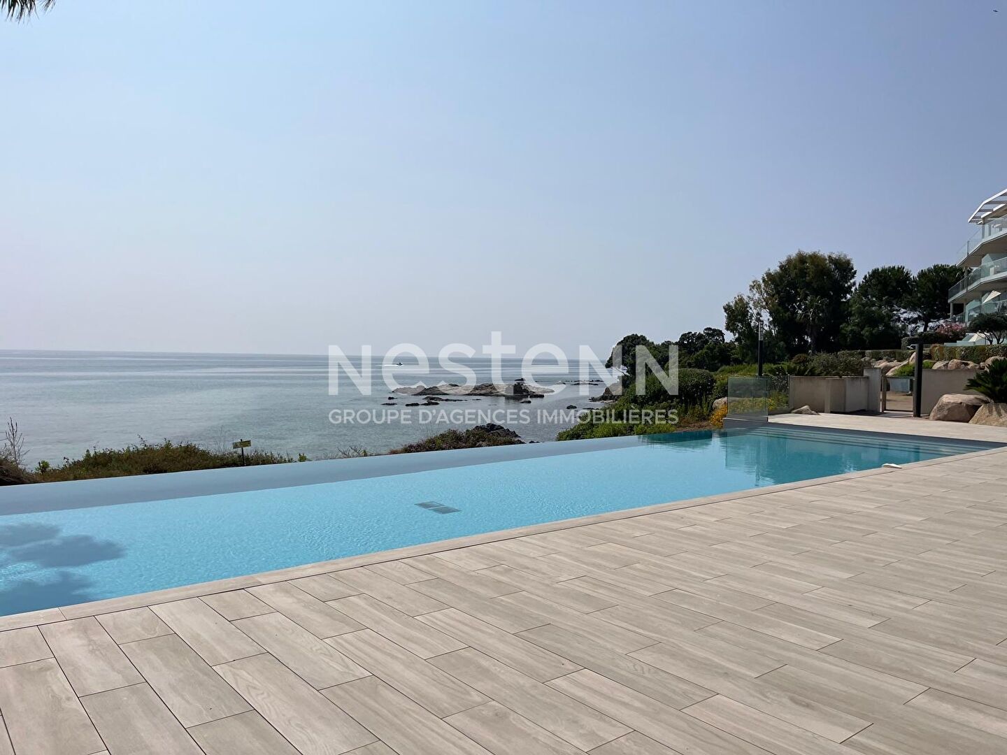 Appartement 3 pièces de 74 m2 situé en bordure de mer au centre du village, à l'entrée du port.