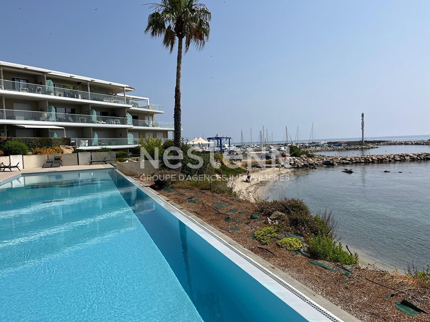 Appartement 3 pièces de 74 m2 situé en bordure de mer au centre du village, à l'entrée du port.