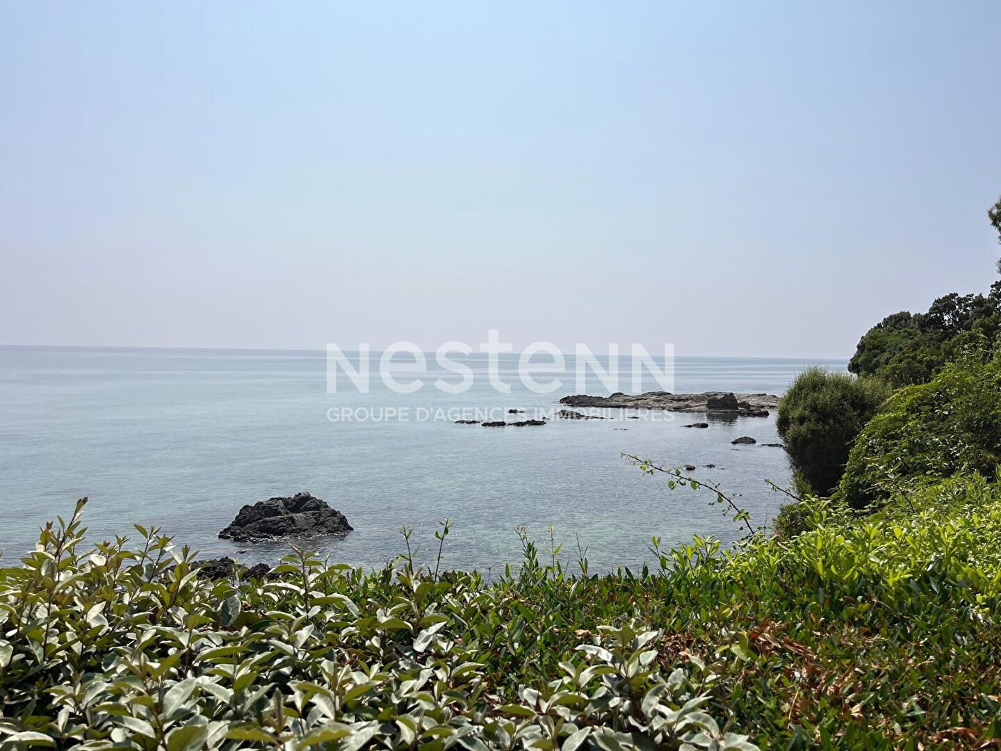 Appartement 3 pièces de 74 m2 situé en bordure de mer au centre du village, à l'entrée du port.