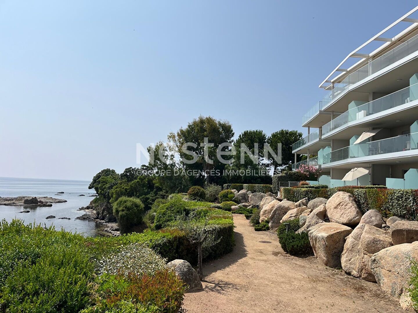 Appartement 3 pièces de 74 m2 situé en bordure de mer au centre du village, à l'entrée du port.