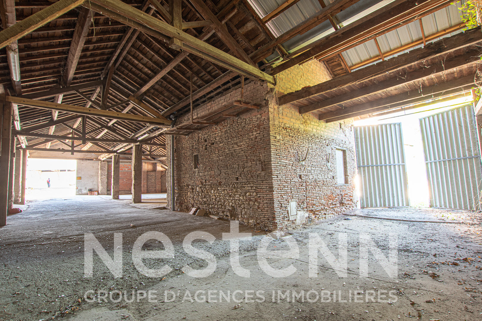 Proche de la gare et du centre-ville à Gaillac, bâtiment de  plus de 500 m2