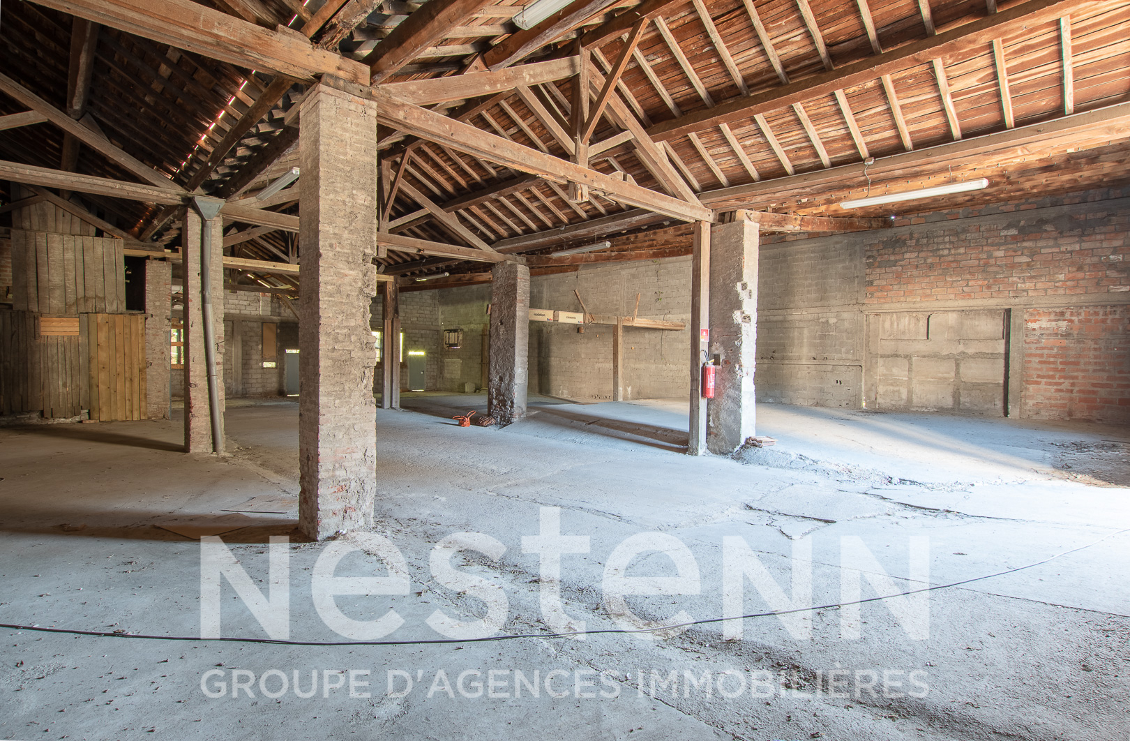 Proche de la gare et du centre-ville à Gaillac, bâtiment de  plus de 500 m2
