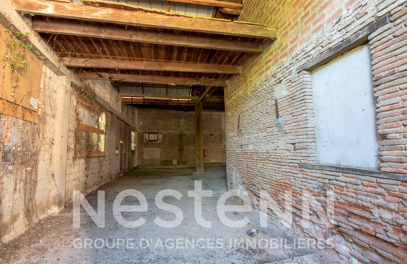 Proche de la gare et du centre-ville à Gaillac, bâtiment de  plus de 500 m2