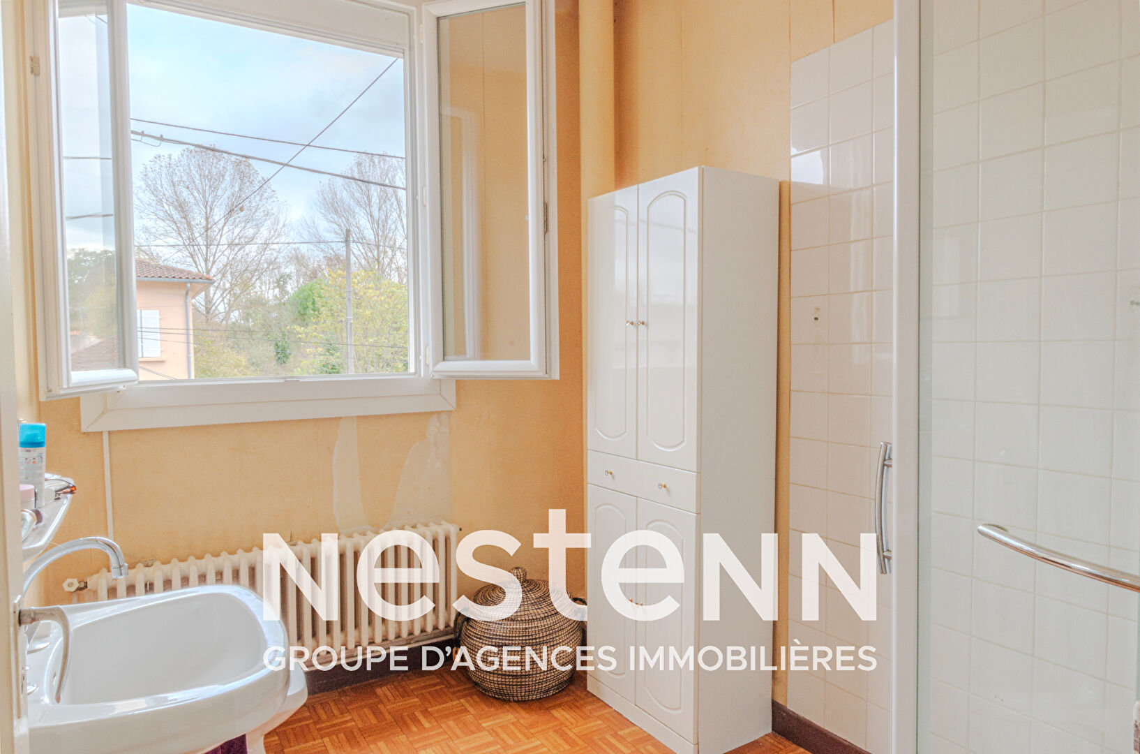 A Blaye-les-Mines, maison  mitoyenne d'un côté 4 pièces principales sur sous-sol complet  avec terrain attenant