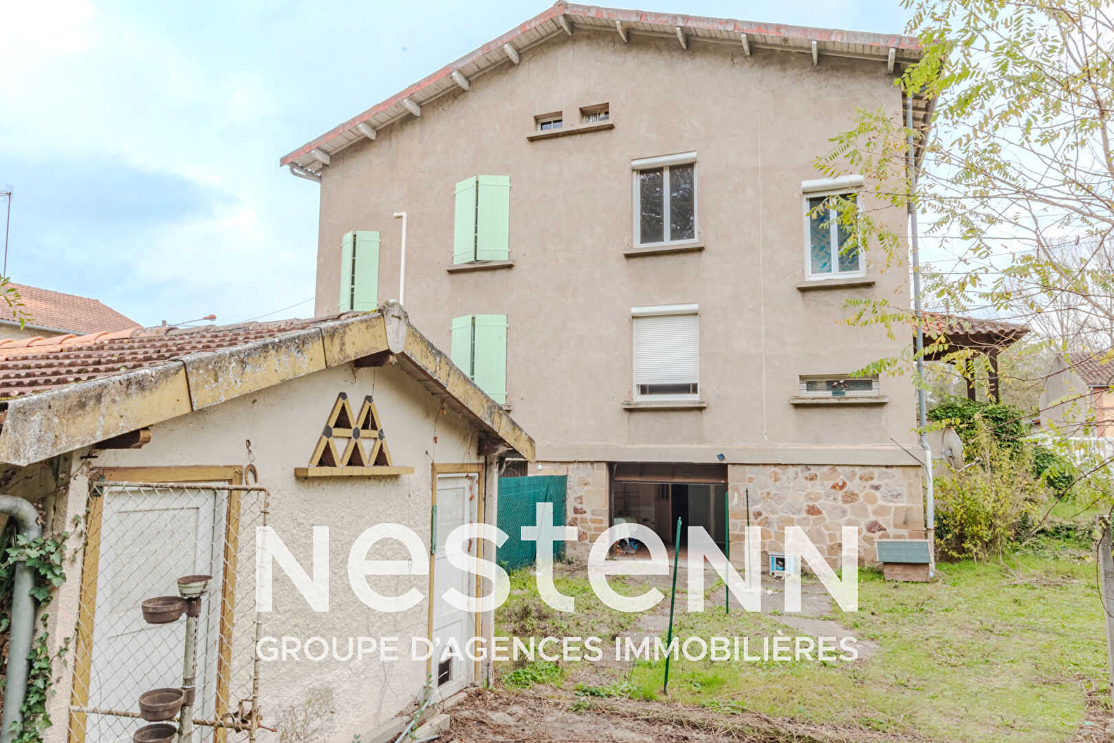 A Blaye-les-Mines, maison  mitoyenne d'un côté 4 pièces principales sur sous-sol complet  avec terrain attenant