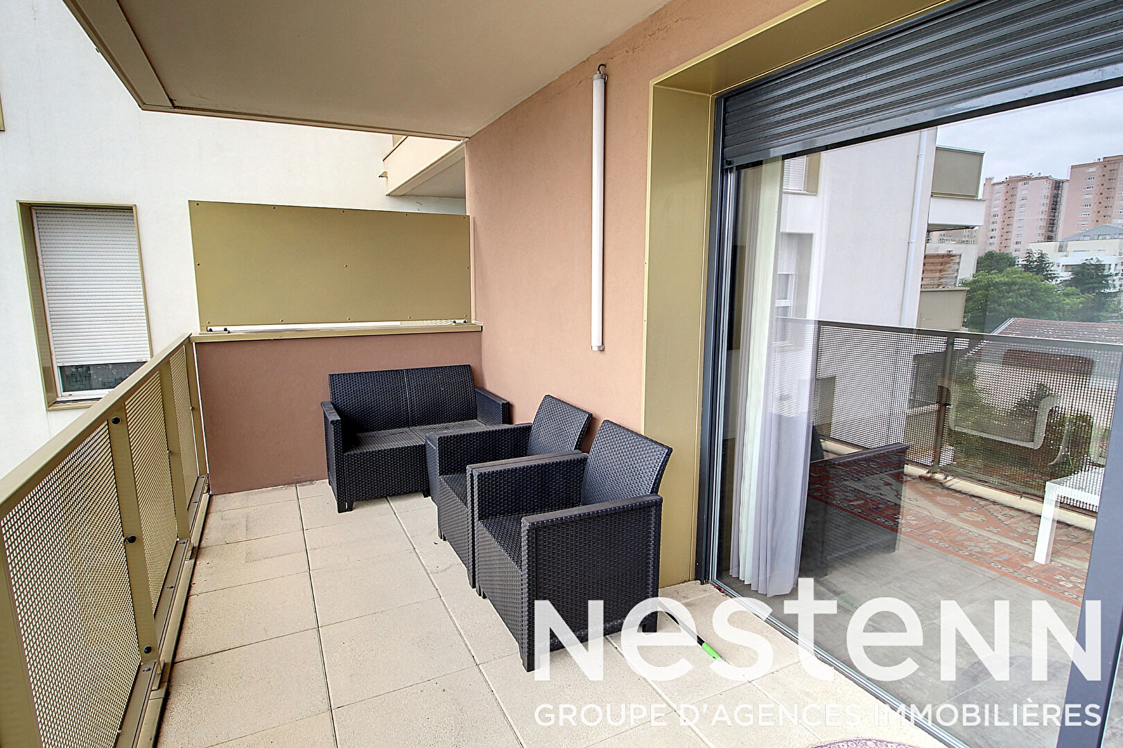 Appartement 4 pièces Traversant Moderne et récent - 3 chambres - Garage - 83m2 -  BRON 69500