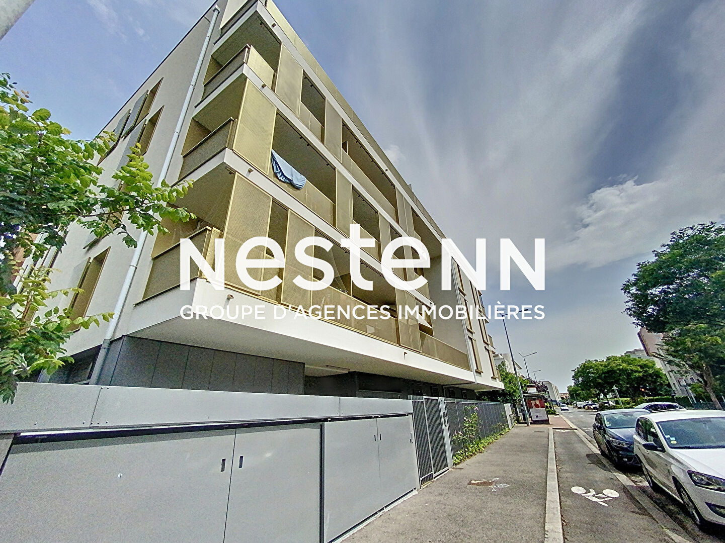 Appartement 4 pièces Traversant Moderne et récent - 3 chambres - Garage - 83m2 -  BRON 69500