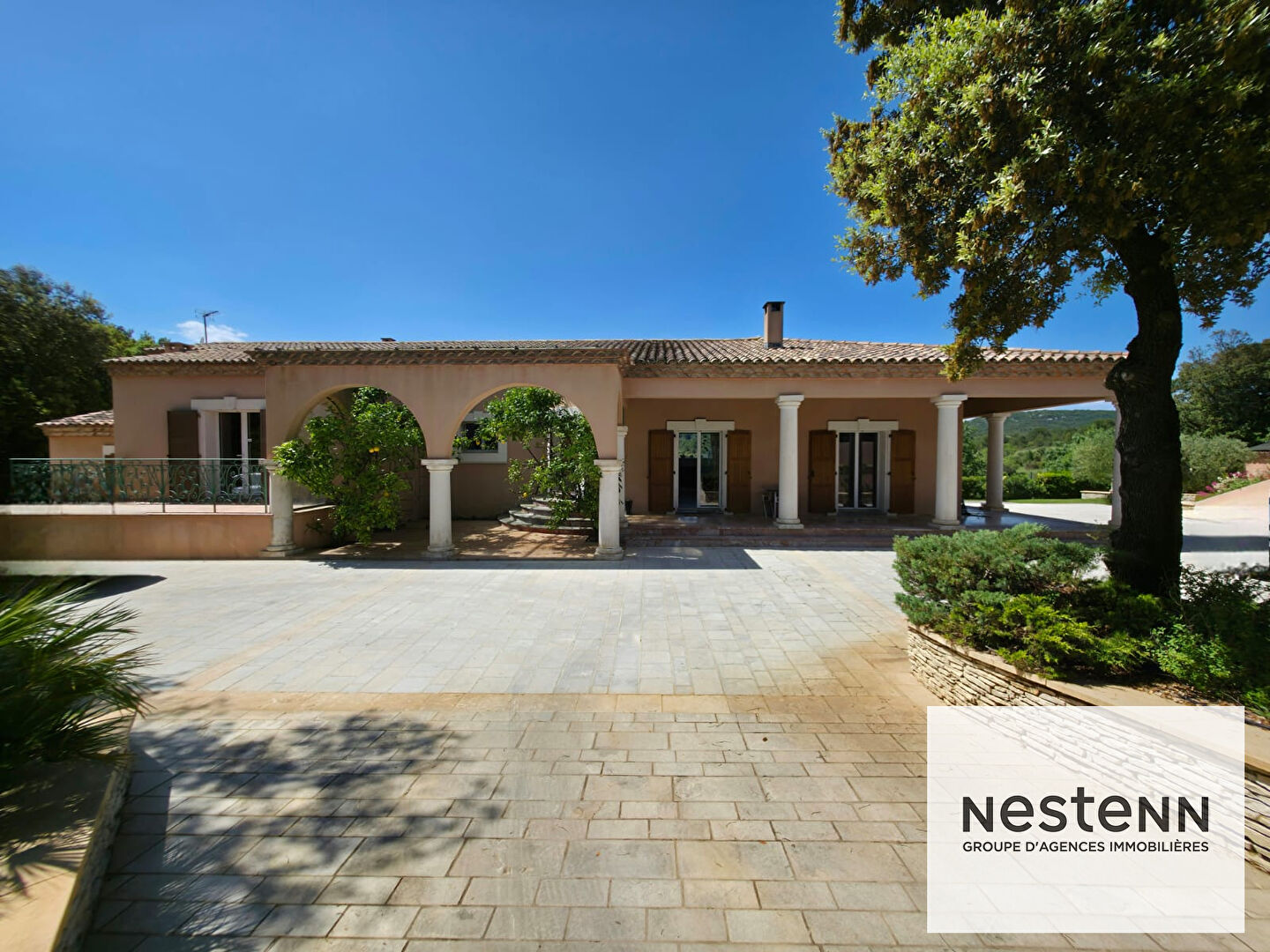 Maison PLAIN PIED 218 m²  sur 3025 m² de terrain, piscine, pool house, salle de sport, garage et dépendance.