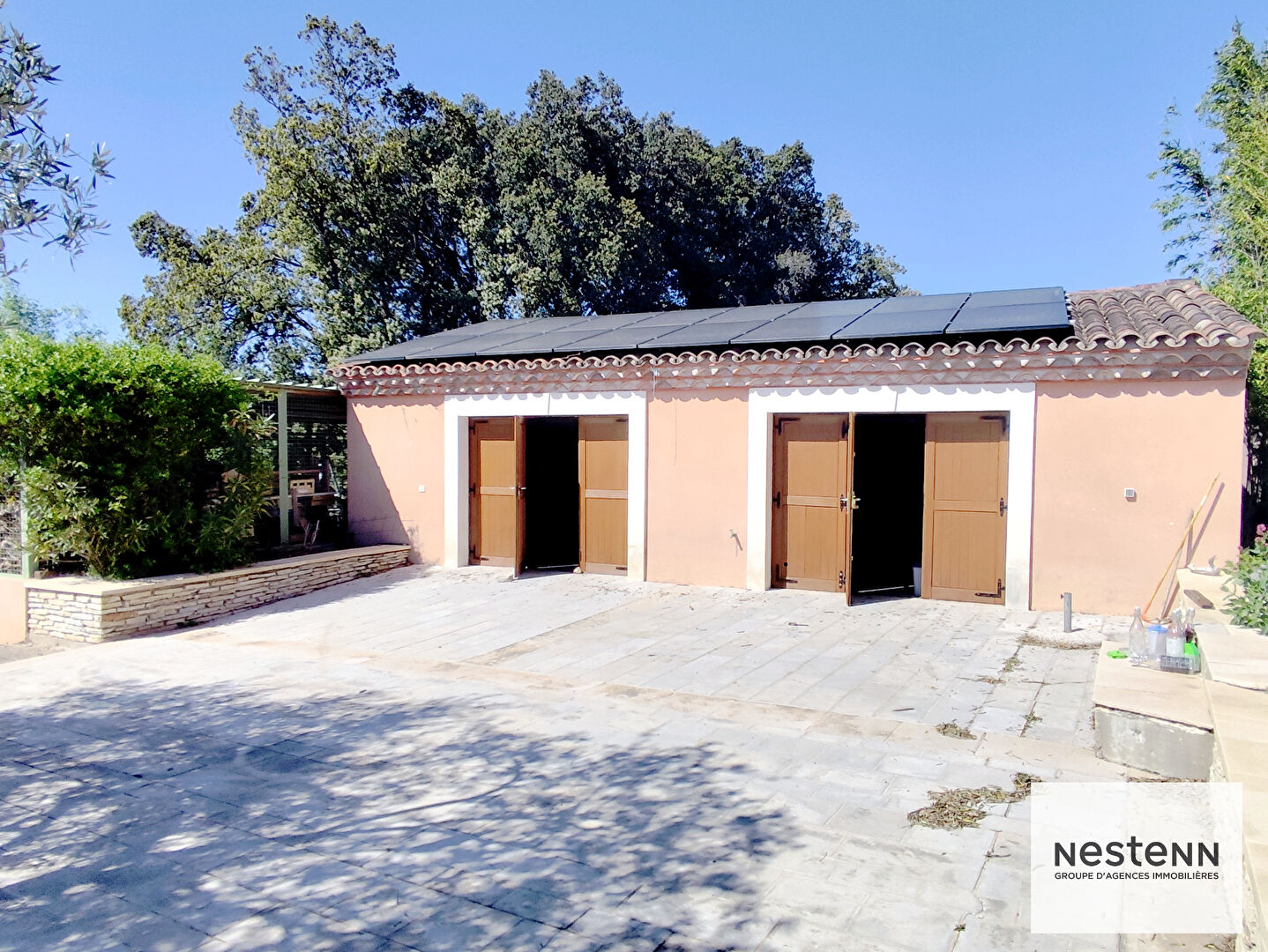Maison PLAIN PIED 218 m²  sur 3025 m² de terrain, piscine, pool house, salle de sport, garage et dépendance.