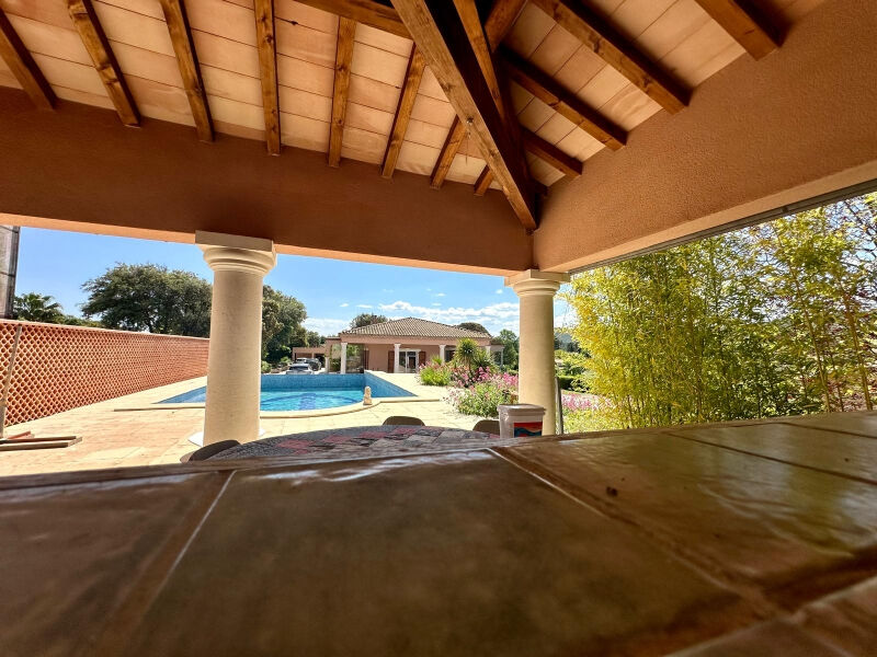 Maison PLAIN PIED 218 m²  sur 3025 m² de terrain, piscine, pool house, salle de sport, garage et dépendance.