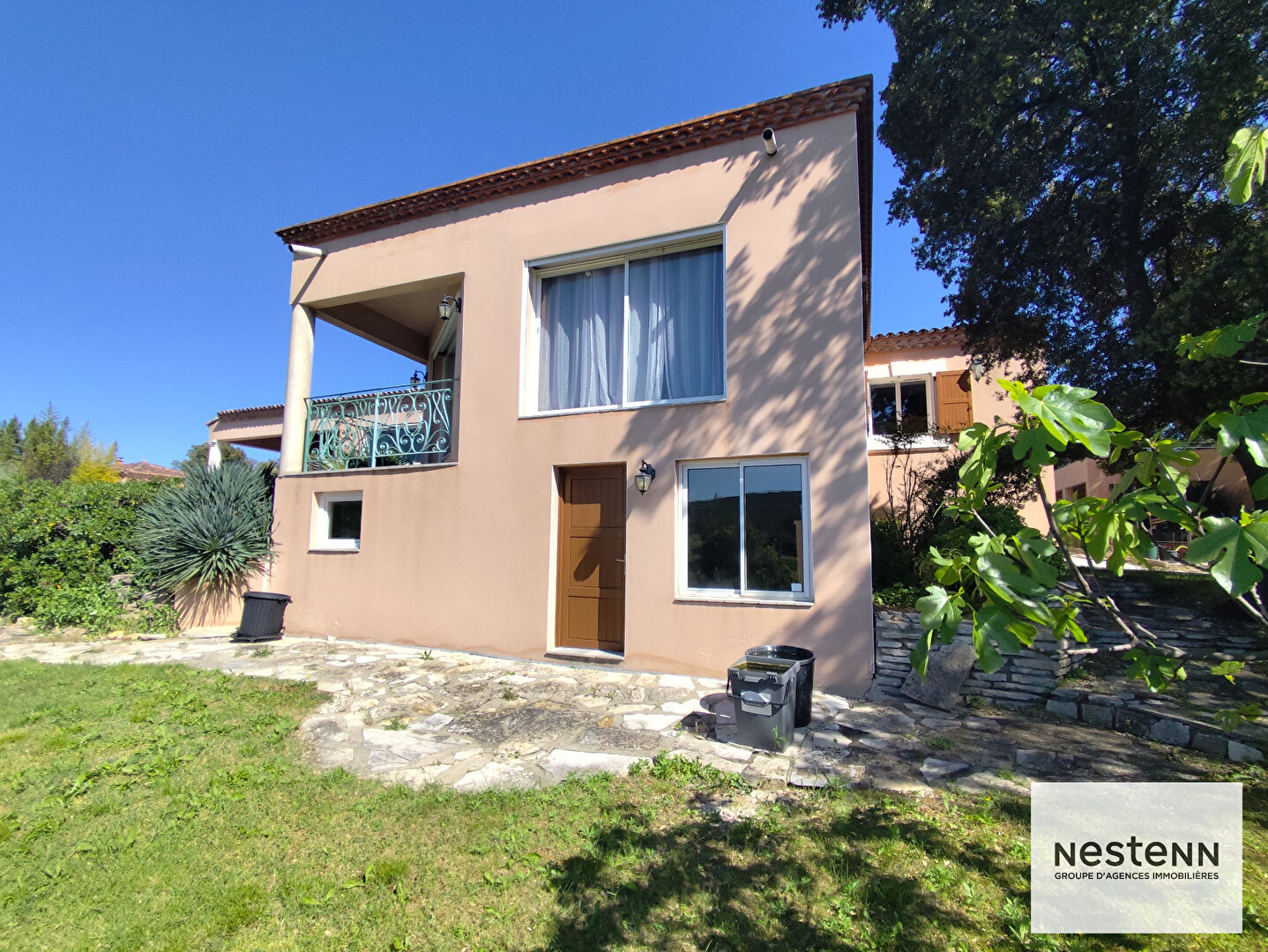 Maison PLAIN PIED 218 m²  sur 3025 m² de terrain, piscine, pool house, salle de sport, garage et dépendance.