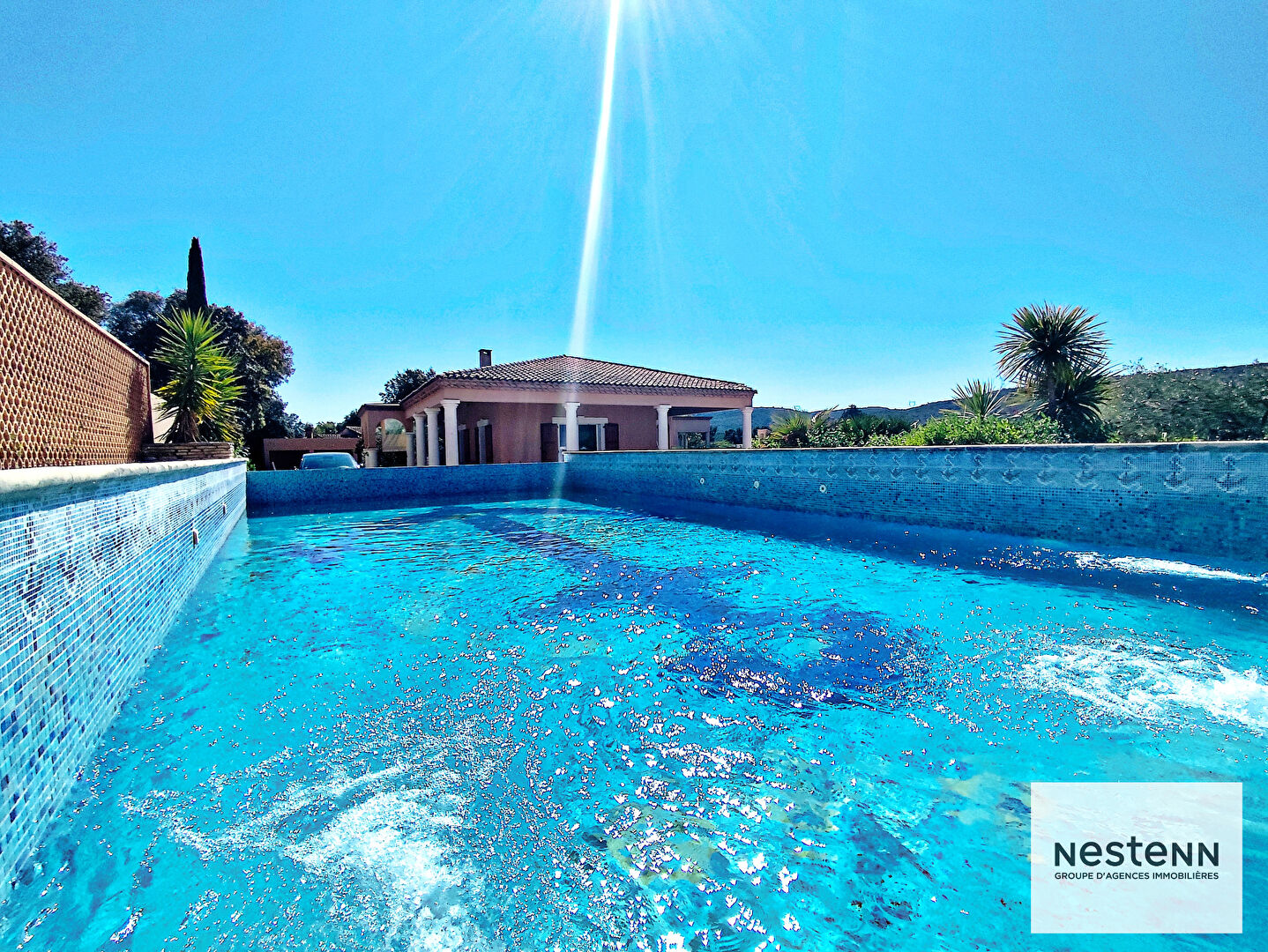 Maison PLAIN PIED 218 m²  sur 3025 m² de terrain, piscine, pool house, salle de sport, garage et dépendance.