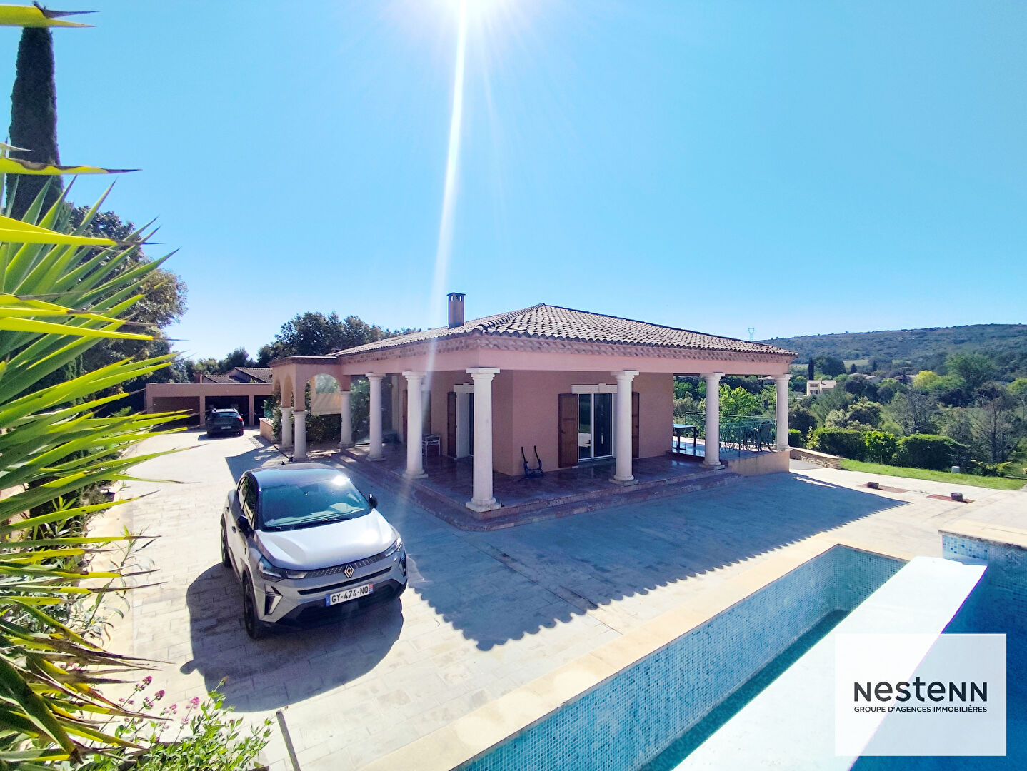 Maison PLAIN PIED 218 m²  sur 3025 m² de terrain, piscine, pool house, salle de sport, garage et dépendance.