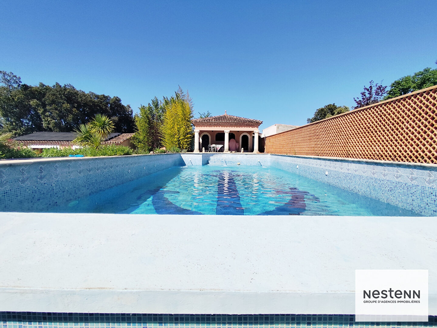 Maison PLAIN PIED 218 m²  sur 3025 m² de terrain, piscine, pool house, salle de sport, garage et dépendance.