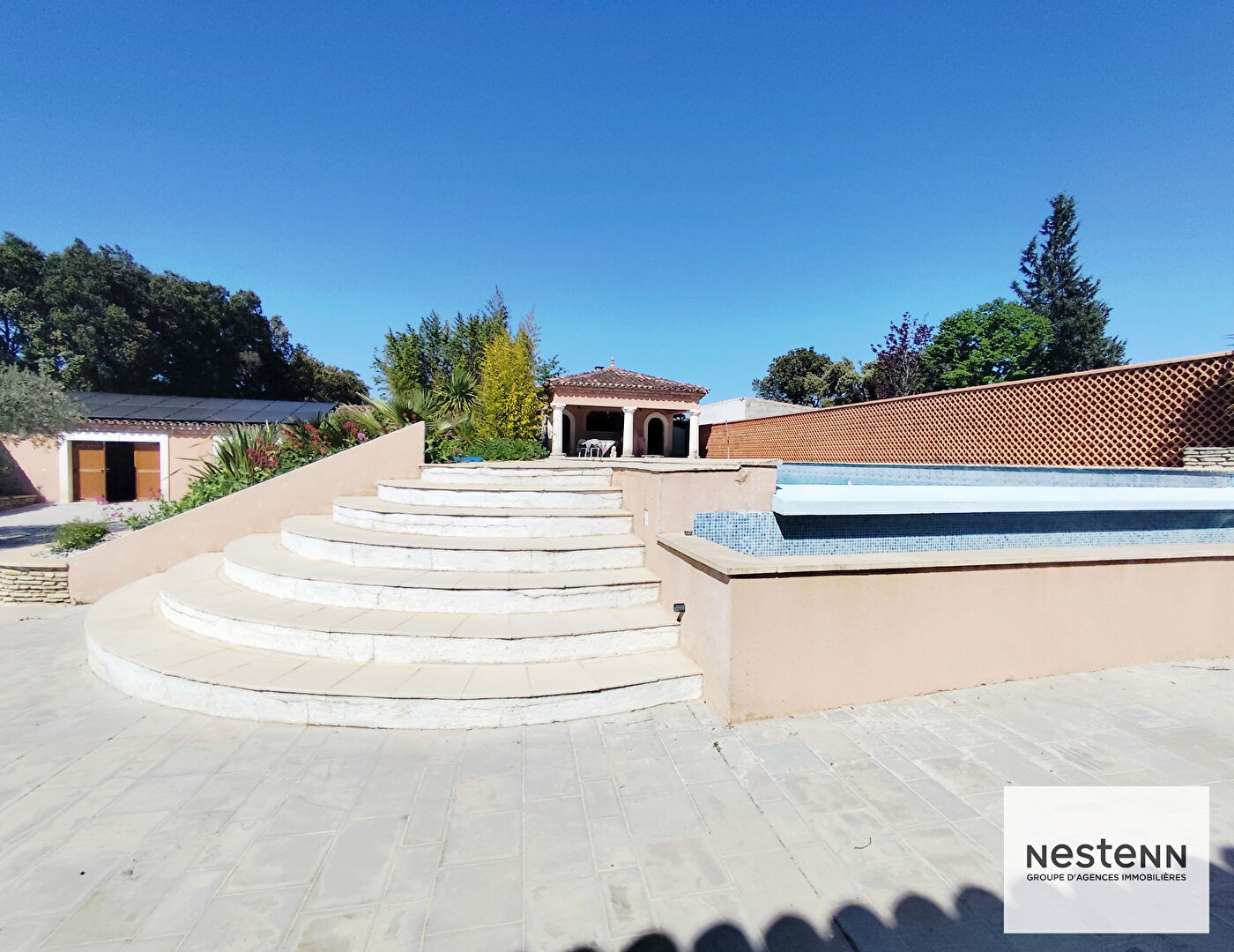 Maison PLAIN PIED 218 m²  sur 3025 m² de terrain, piscine, pool house, salle de sport, garage et dépendance.