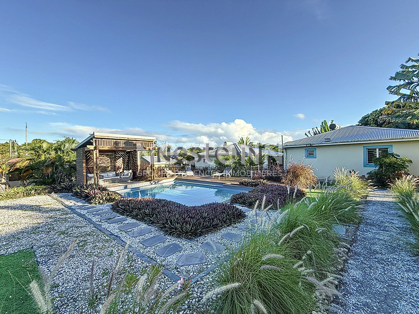 A VENDRE MAISON DE TYPE F3 AVEC PISCINE A SAINTE ANNE