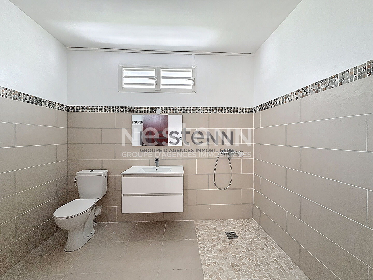 À Vendre aux Abymes Maison rénové F4 de plain-pied avec jardin sur un terrain de 500 m² à 5 min du nouveau CHU