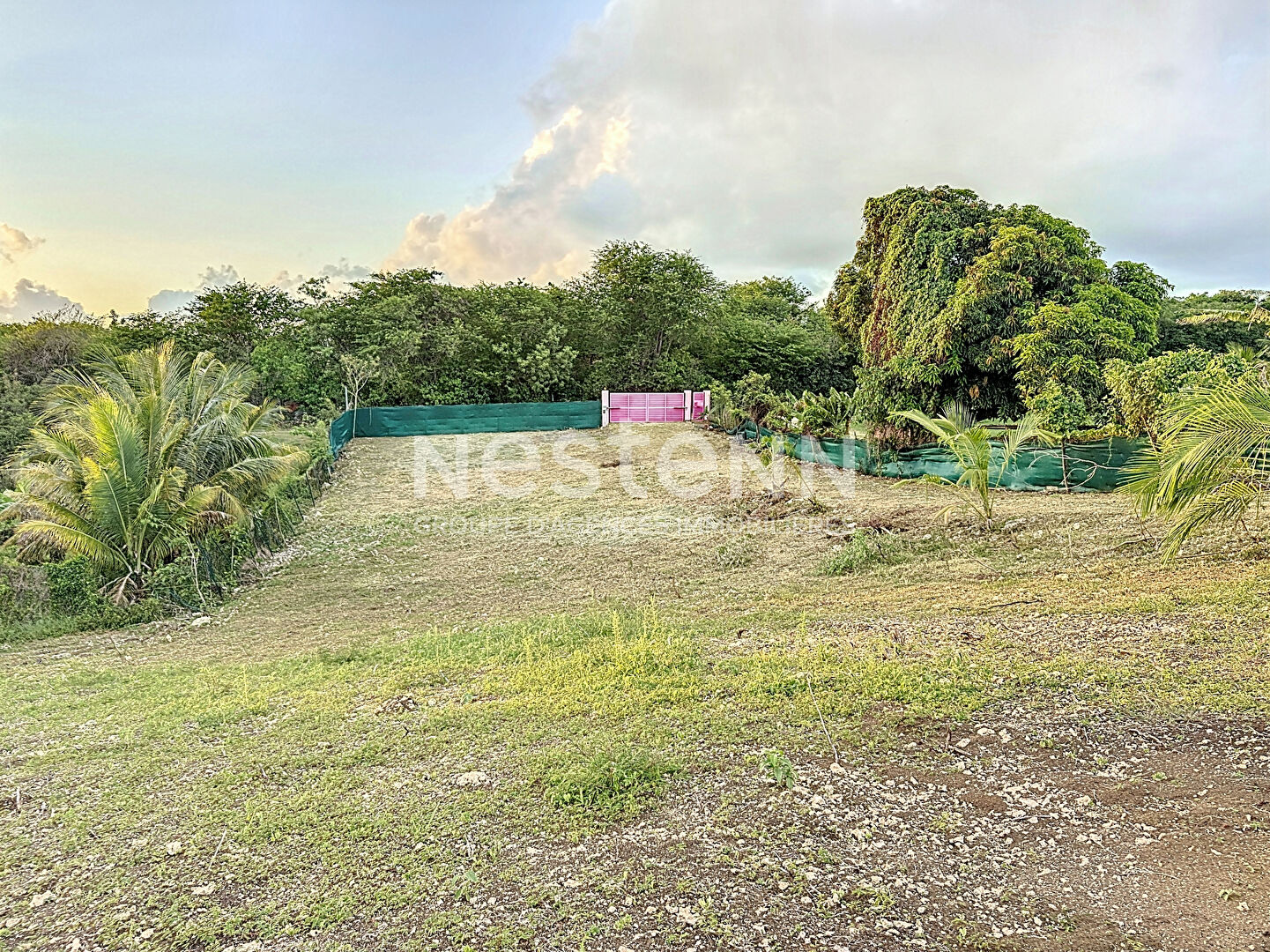 À vendre terrain de 400m2 constructible à GISSAC SAINTE-ANNE proche de la plage de Bois-Jolan
