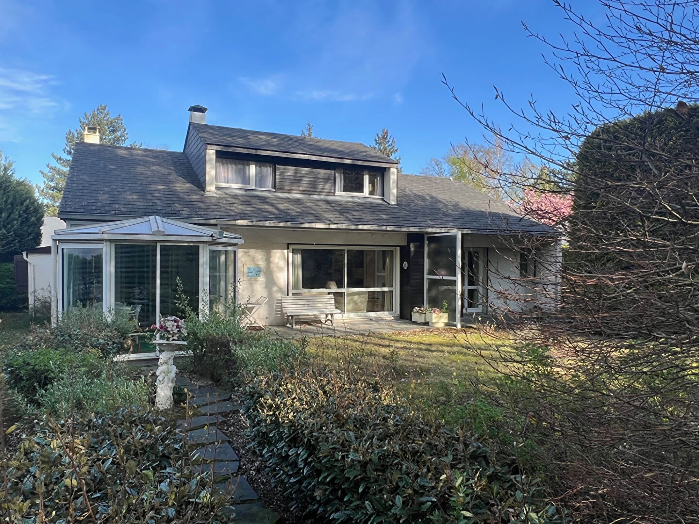 Maison indépendante de plain-pied à vendre sur la commune de L'Isle-Adam - 174m², 8 pièces dont 5 chambres