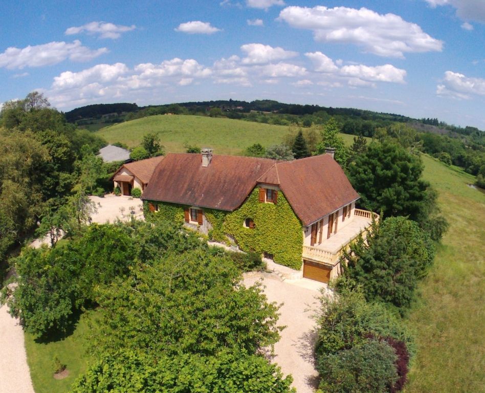A VENDRE EXCIDEUIL :ISOLEE, AU CALME, JOLIE VUE, AVEC 3HA DE TERRAIN,