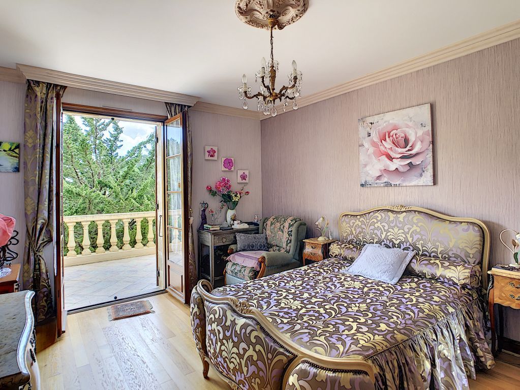 A VENDRE EXCIDEUIL :ISOLEE, AU CALME, JOLIE VUE, AVEC 3HA DE TERRAIN,