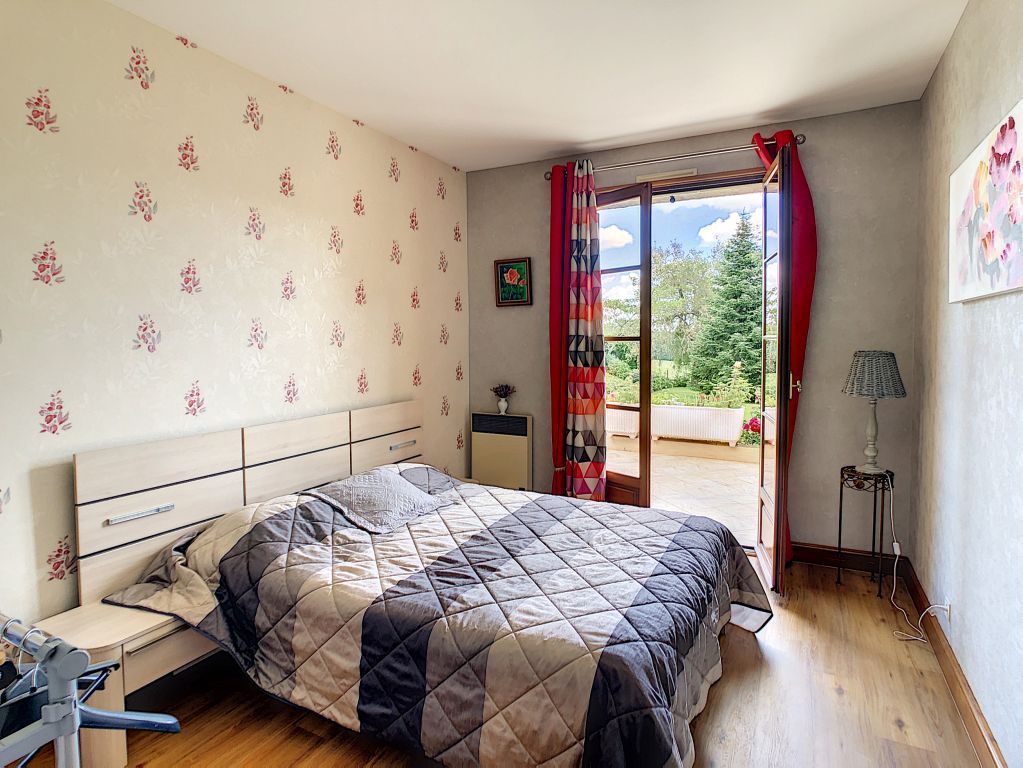 A VENDRE EXCIDEUIL :ISOLEE, AU CALME, JOLIE VUE, AVEC 3HA DE TERRAIN,