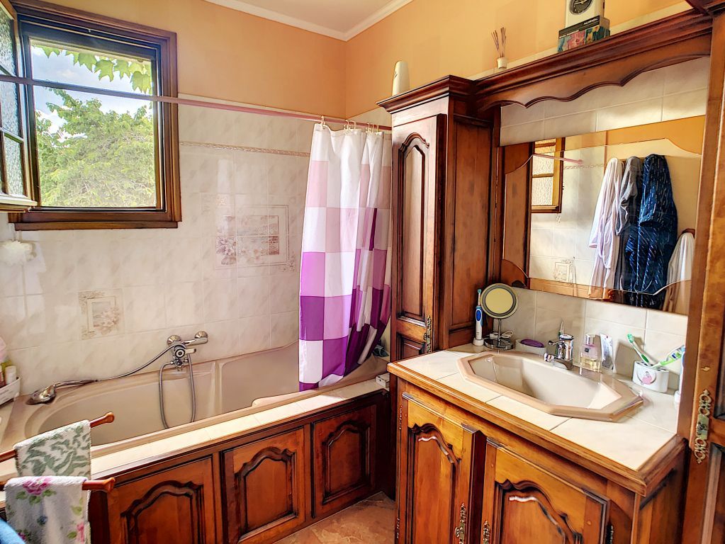 A VENDRE EXCIDEUIL :ISOLEE, AU CALME, JOLIE VUE, AVEC 3HA DE TERRAIN,