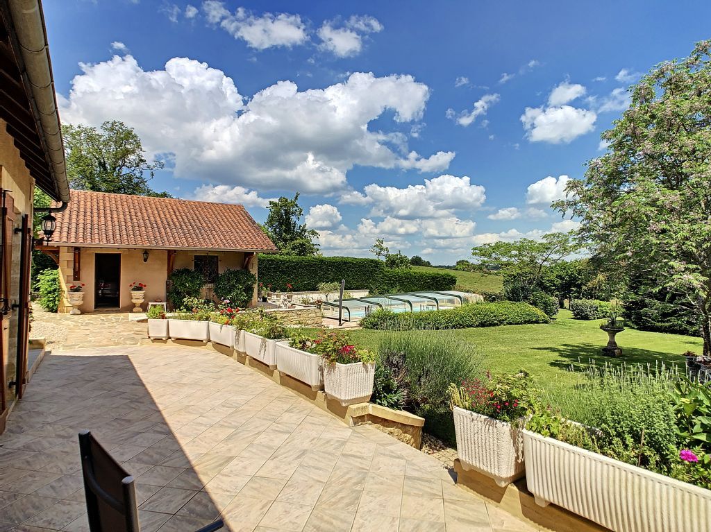 A VENDRE EXCIDEUIL :ISOLEE, AU CALME, JOLIE VUE, AVEC 3HA DE TERRAIN,