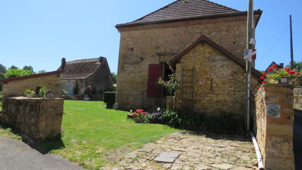 A VENDRE EXCIDEUIL RENOVATION REUSSIE POUR CETTE BATISSE DE 170M² AVEC JARDIN D'AGREMENT DANS JOLI VILLAGE