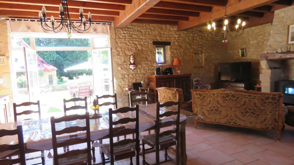 A VENDRE EXCIDEUIL RENOVATION REUSSIE POUR CETTE BATISSE DE 170M² AVEC JARDIN D'AGREMENT DANS JOLI VILLAGE
