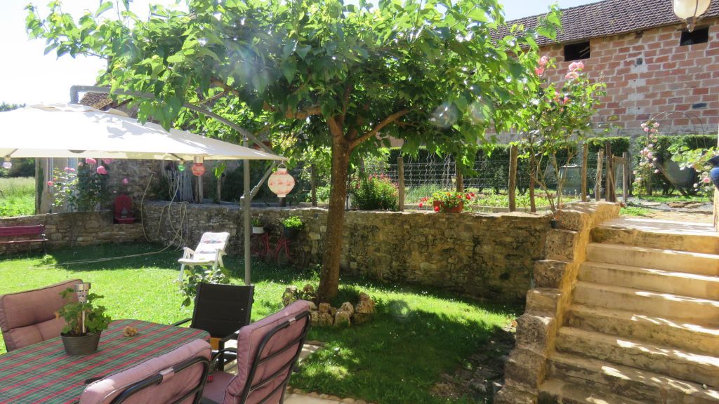 A VENDRE EXCIDEUIL RENOVATION REUSSIE POUR CETTE BATISSE DE 170M² AVEC JARDIN D'AGREMENT DANS JOLI VILLAGE