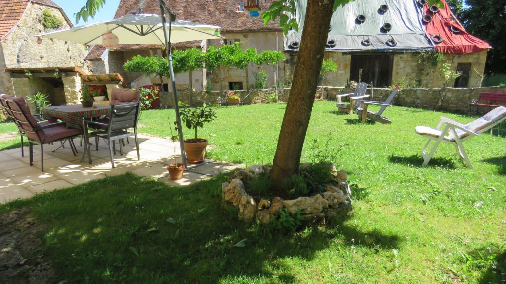 A VENDRE EXCIDEUIL RENOVATION REUSSIE POUR CETTE BATISSE DE 170M² AVEC JARDIN D'AGREMENT DANS JOLI VILLAGE