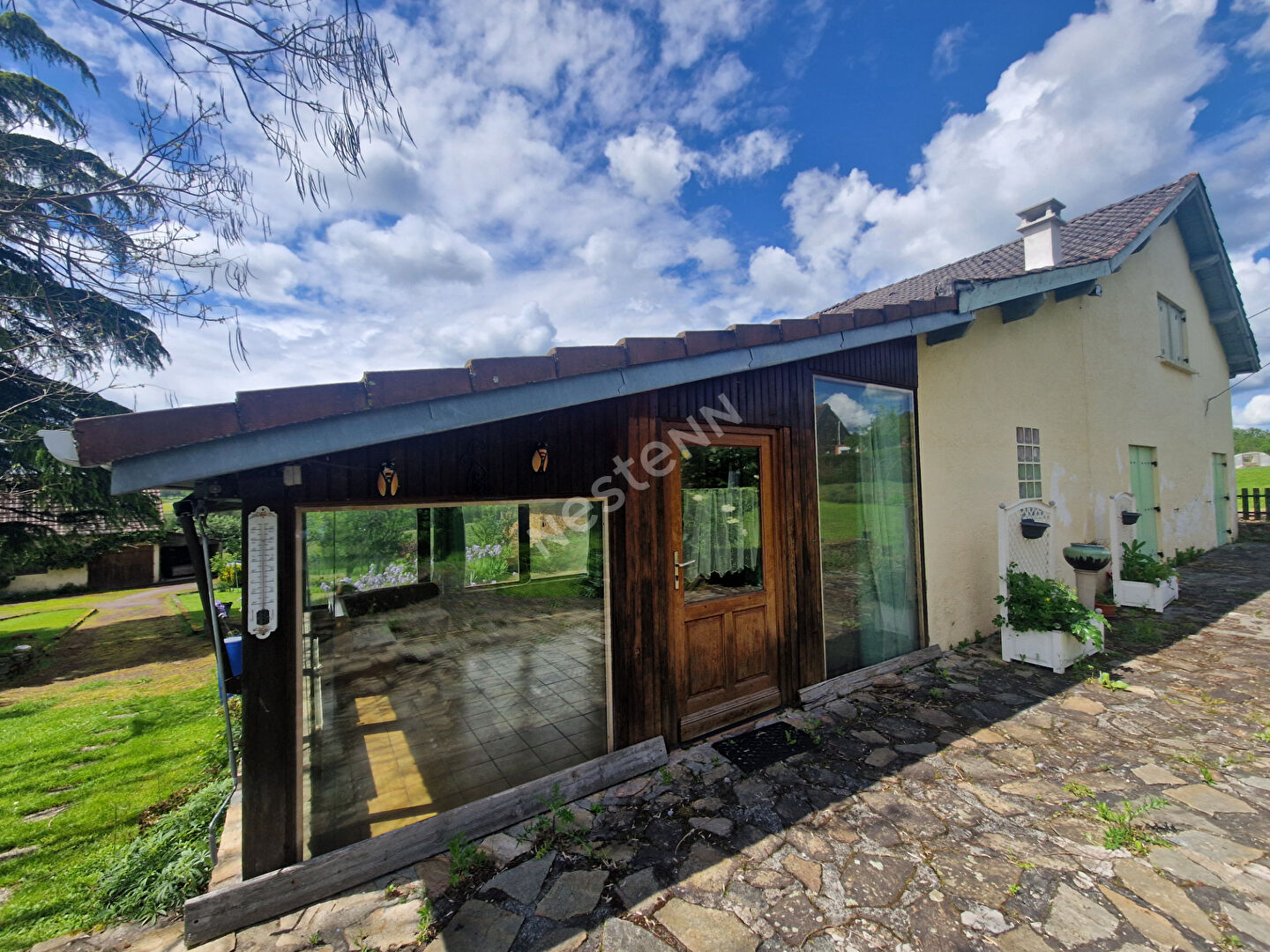 Maison avec double garage et grand terrain situé à Saint-jory-de-chalais