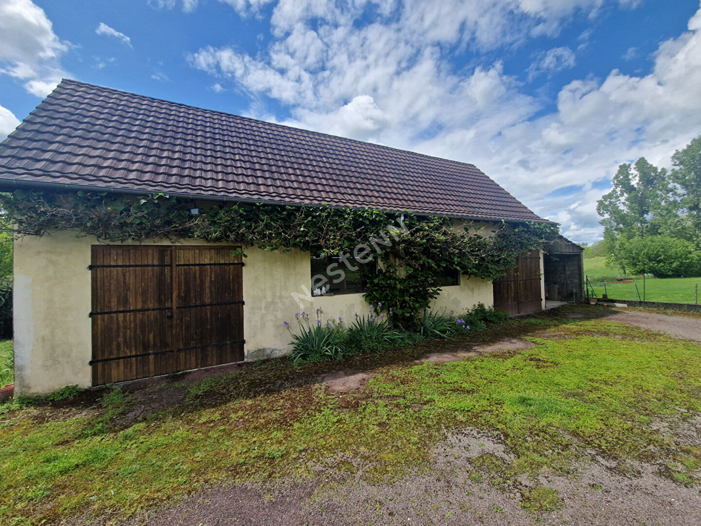 Maison avec double garage et grand terrain situé à Saint-jory-de-chalais