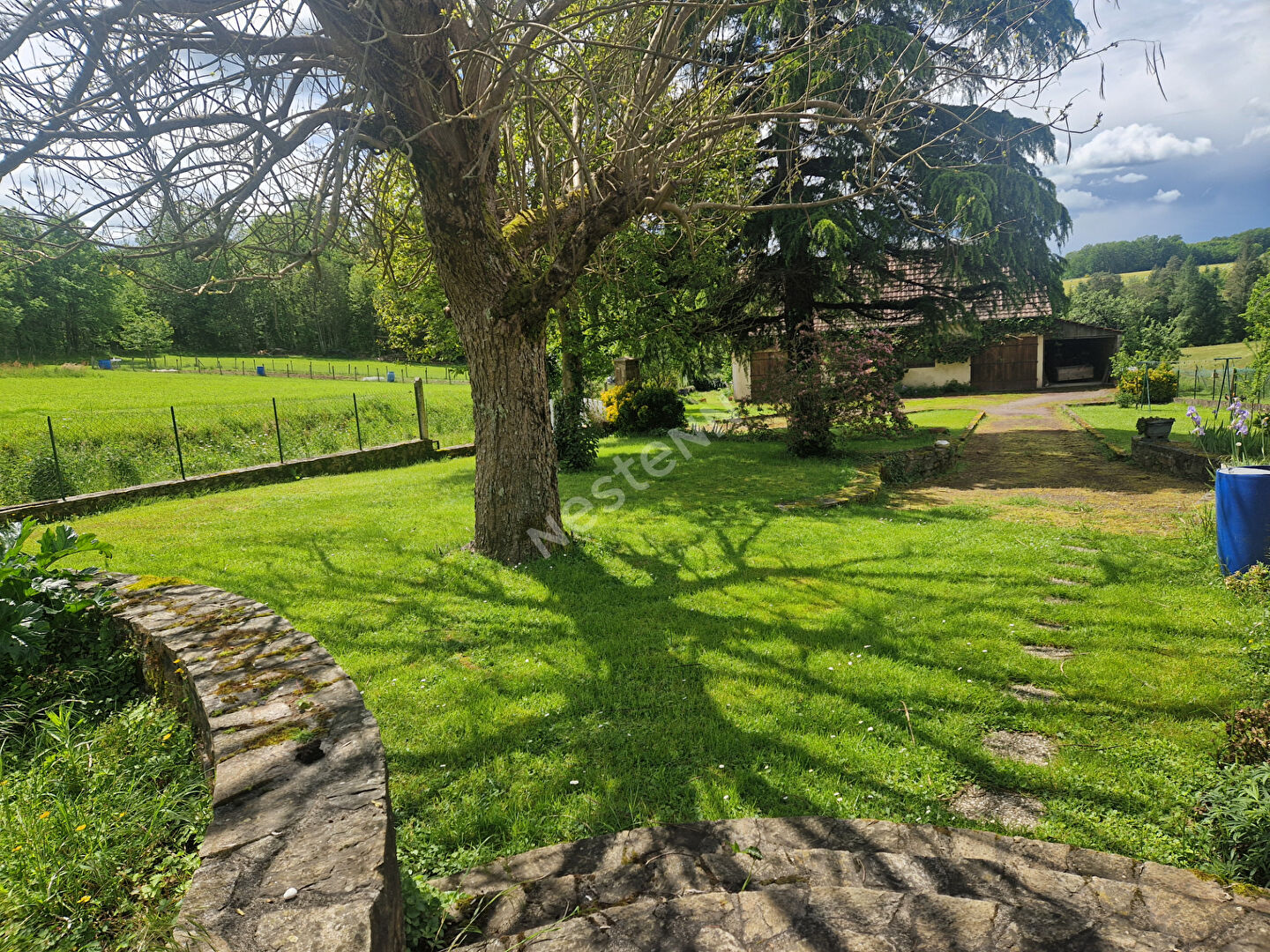 Maison avec double garage et grand terrain situé à Saint-jory-de-chalais