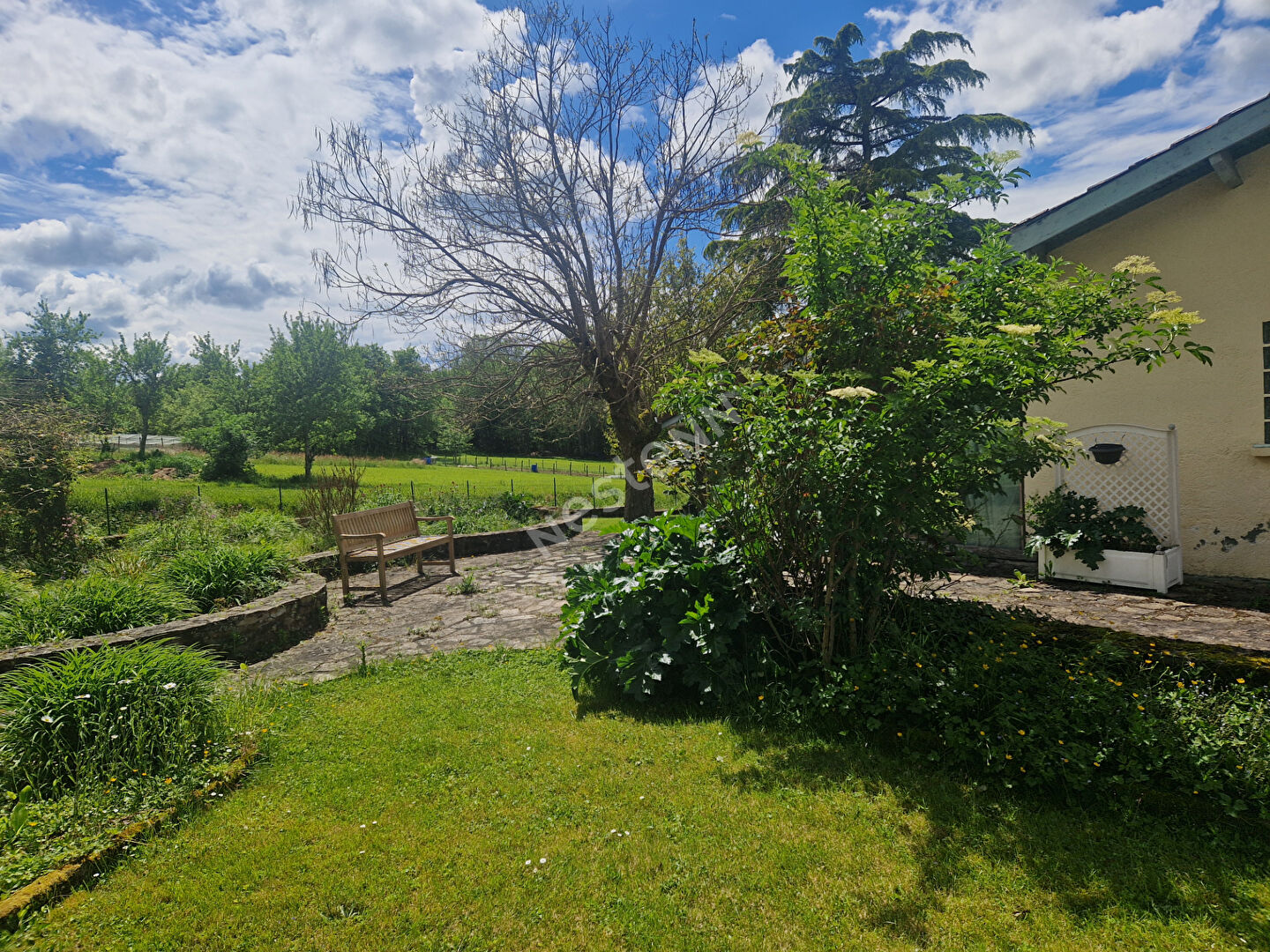Maison avec double garage et grand terrain situé à Saint-jory-de-chalais