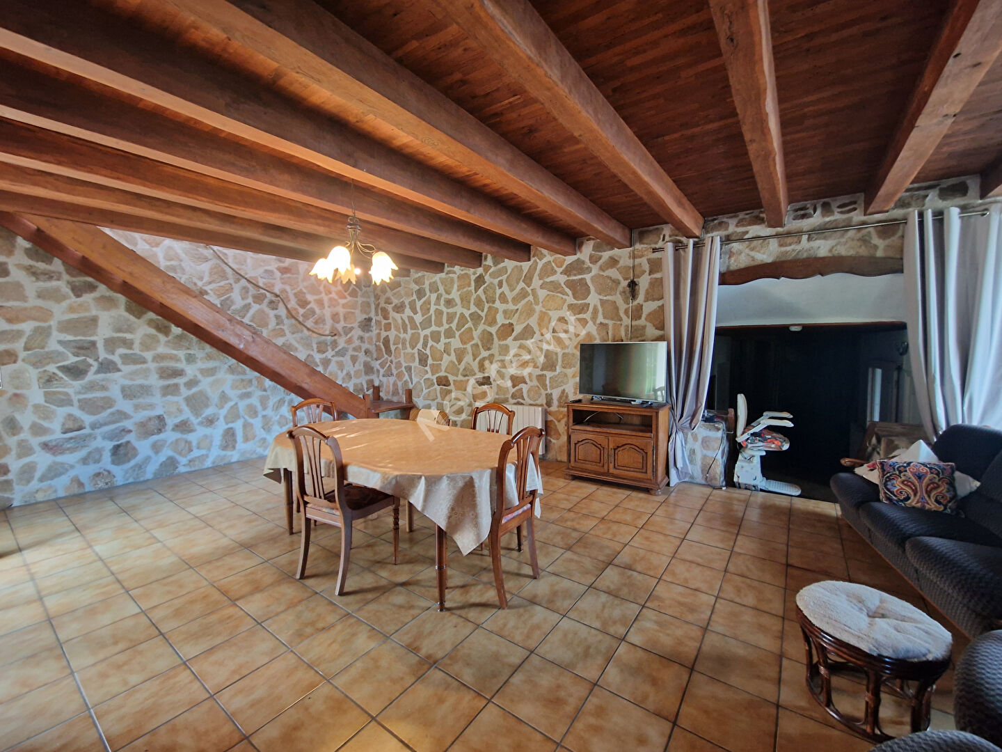 Maison avec double garage et grand terrain situé à Saint-jory-de-chalais