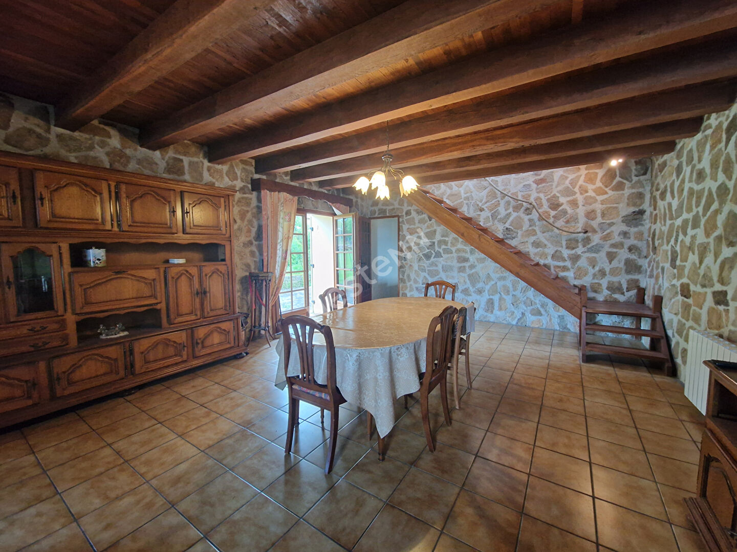Maison avec double garage et grand terrain situé à Saint-jory-de-chalais