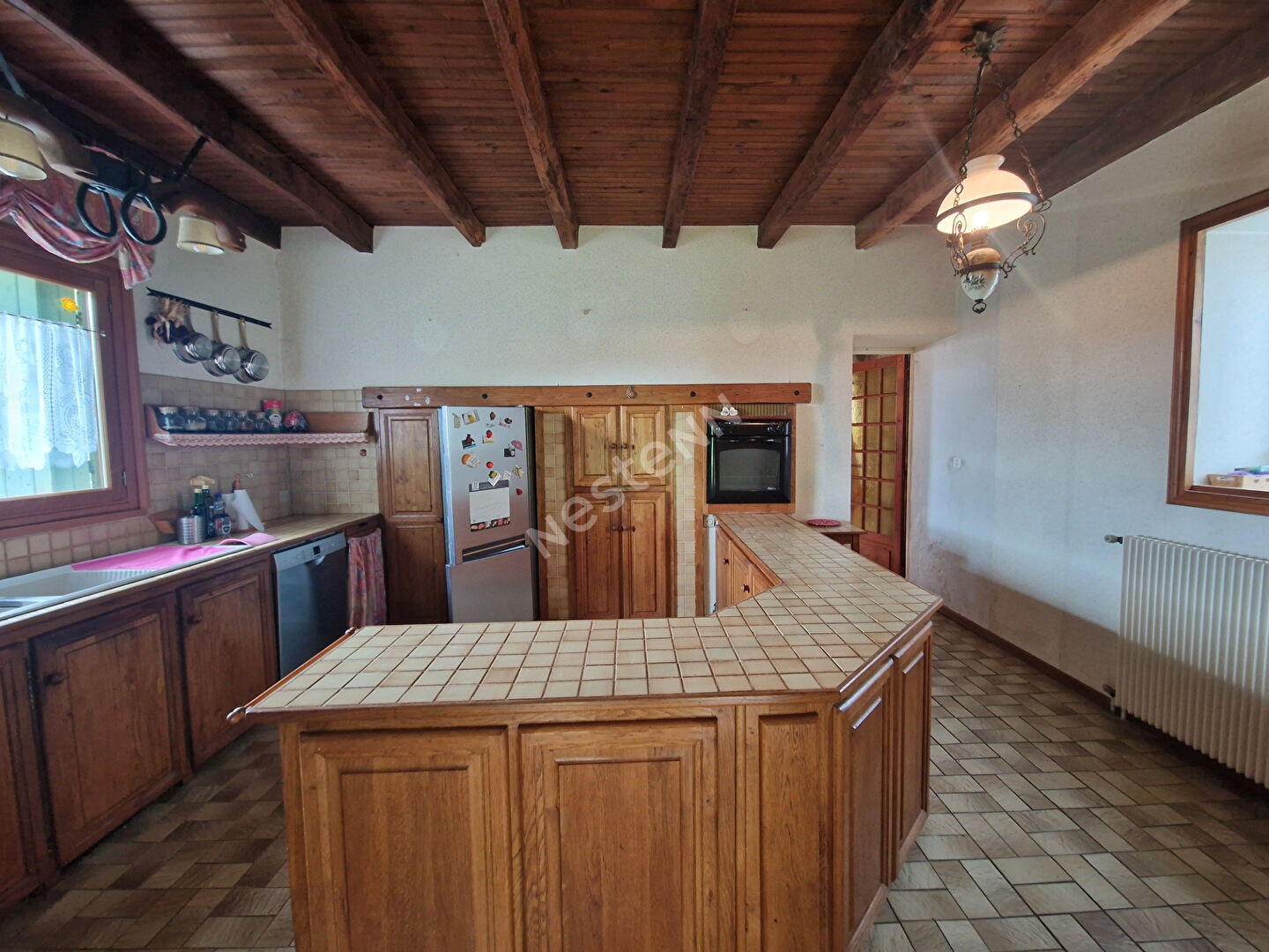Maison avec double garage et grand terrain situé à Saint-jory-de-chalais