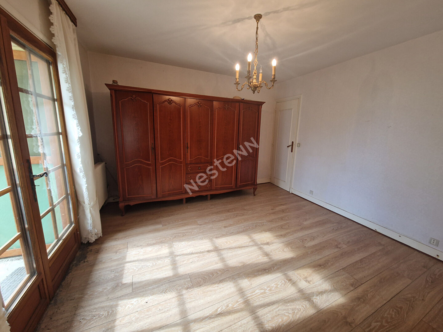 Maison avec double garage et grand terrain situé à Saint-jory-de-chalais
