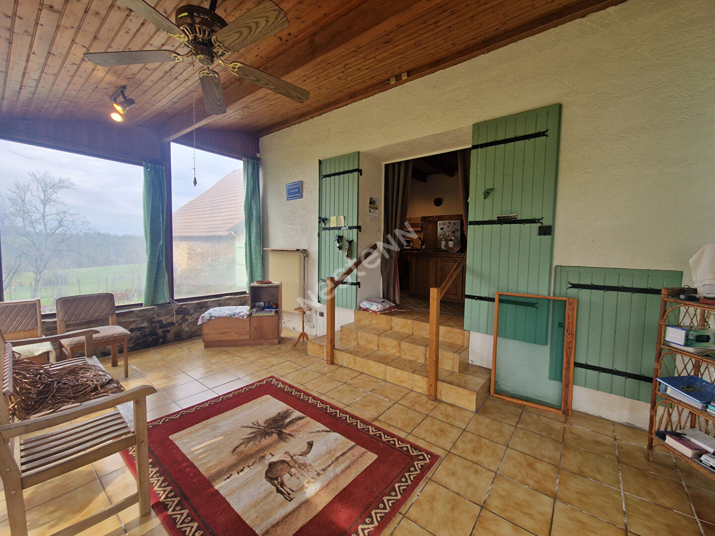 Maison avec double garage et grand terrain situé à Saint-jory-de-chalais